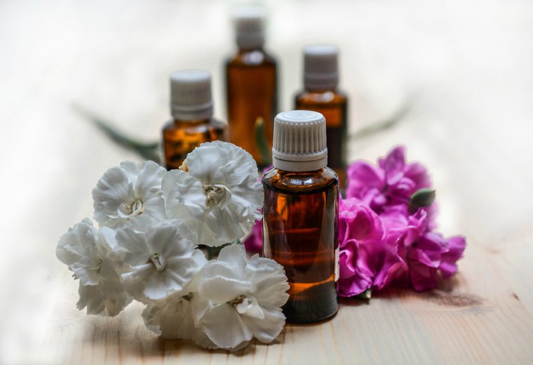 fragrance oil vs essential oil