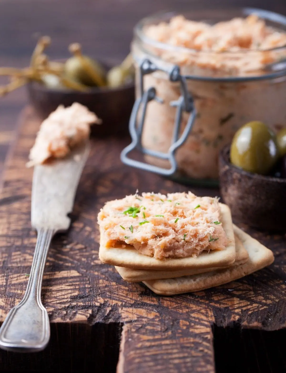 Crackers and tuna salad