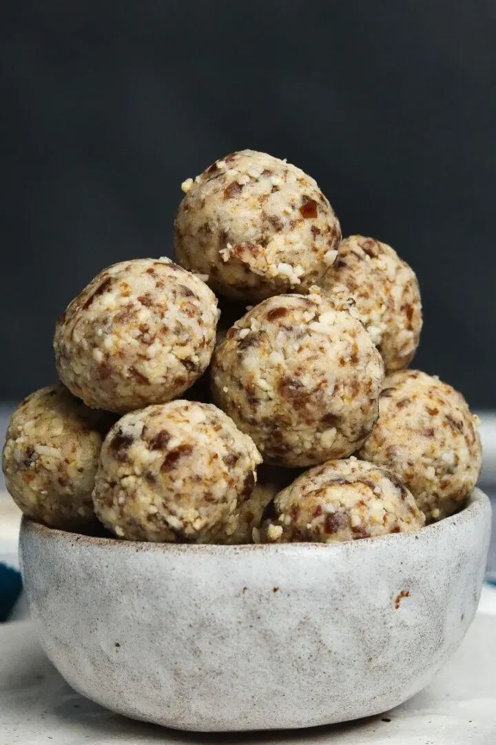 5-Ingredient Cashew Energy Balls