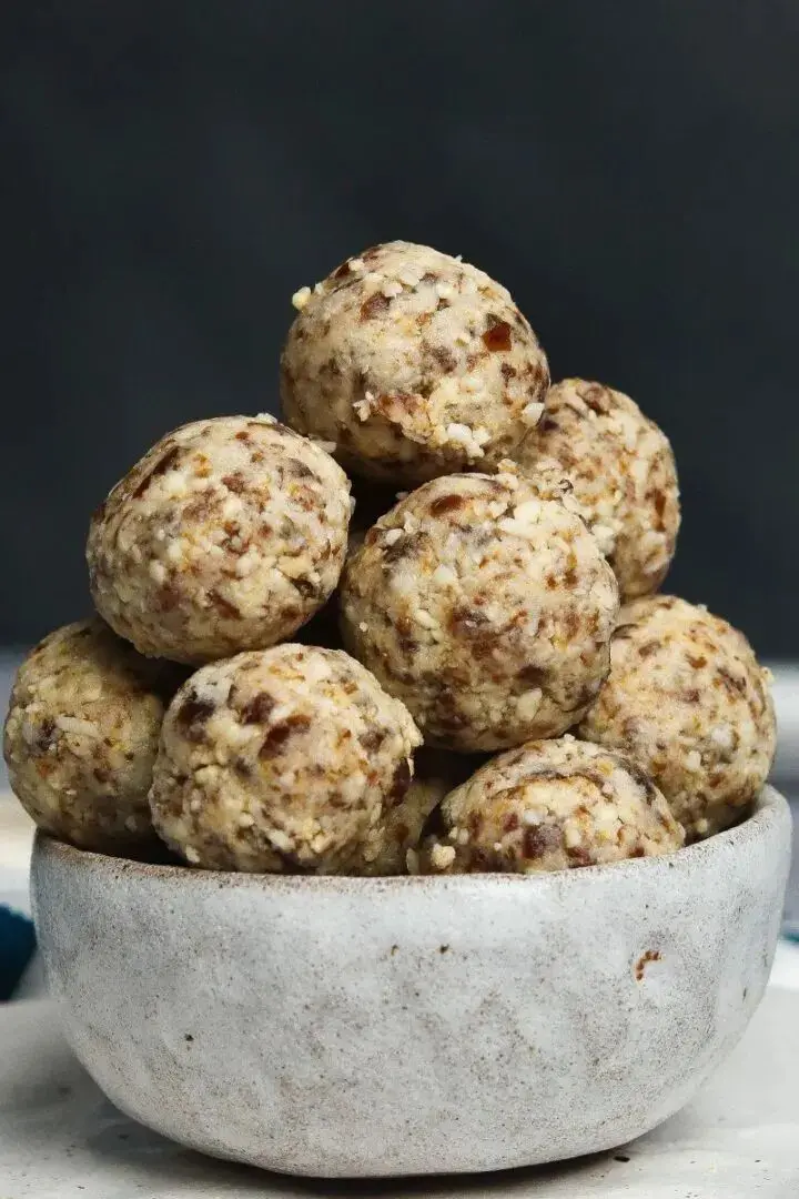 5-Ingredient Cashew Energy Balls