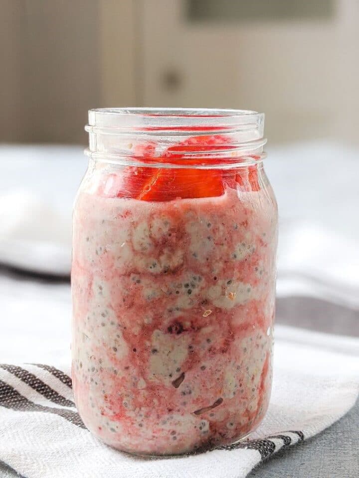 strawberry protein overnight oats