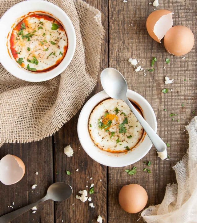 baked eggs in salsa